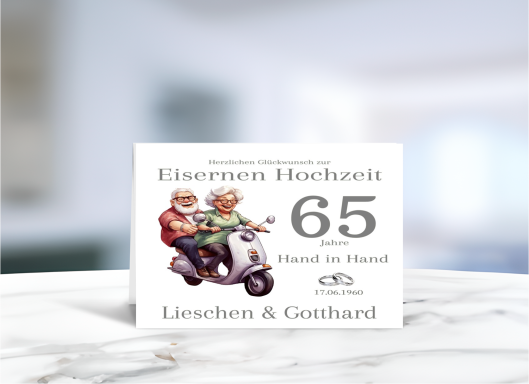 Personalisierte Grußkarte zur Eisernen Hochzeit (65 Jahre Ehe) mit fröhlichem Paar-Motiv