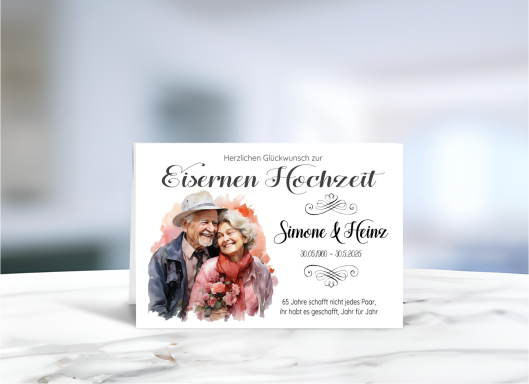 Personalisierte Grußkarte zur Eisernen Hochzeit (65 Jahre Ehe) mit fröhlichem Paar-Motiv