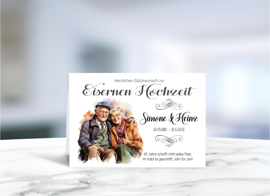 Personalisierte Grußkarte zur Eisernen Hochzeit (65 Jahre Ehe) mit fröhlichem Paar-Motiv